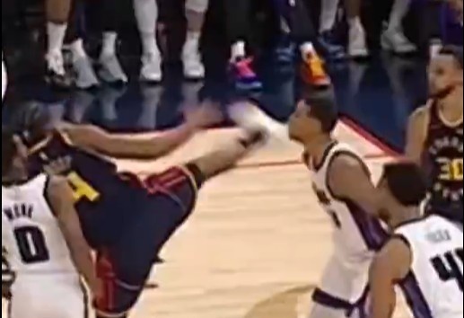 抬腳過高踢到了對手下巴！NBA官方：穆迪這一動(dòng)作被判1級惡犯