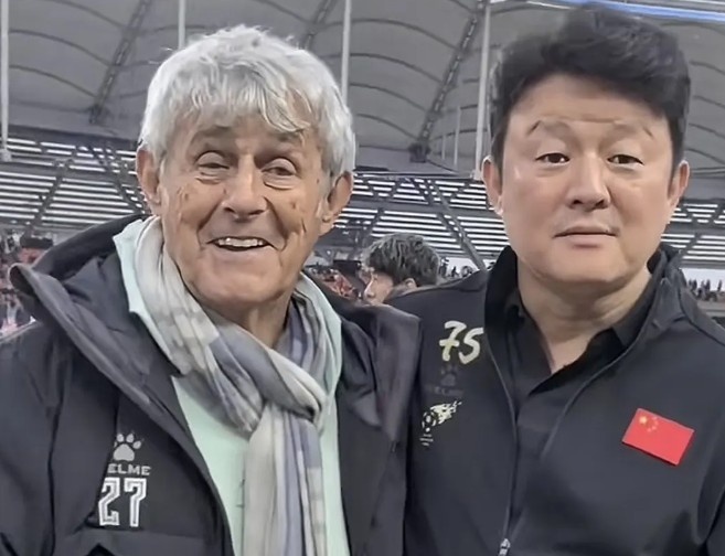 有點(diǎn)像？米盧差點(diǎn)將青島籍演員張磊誤認(rèn)為是孫繼海