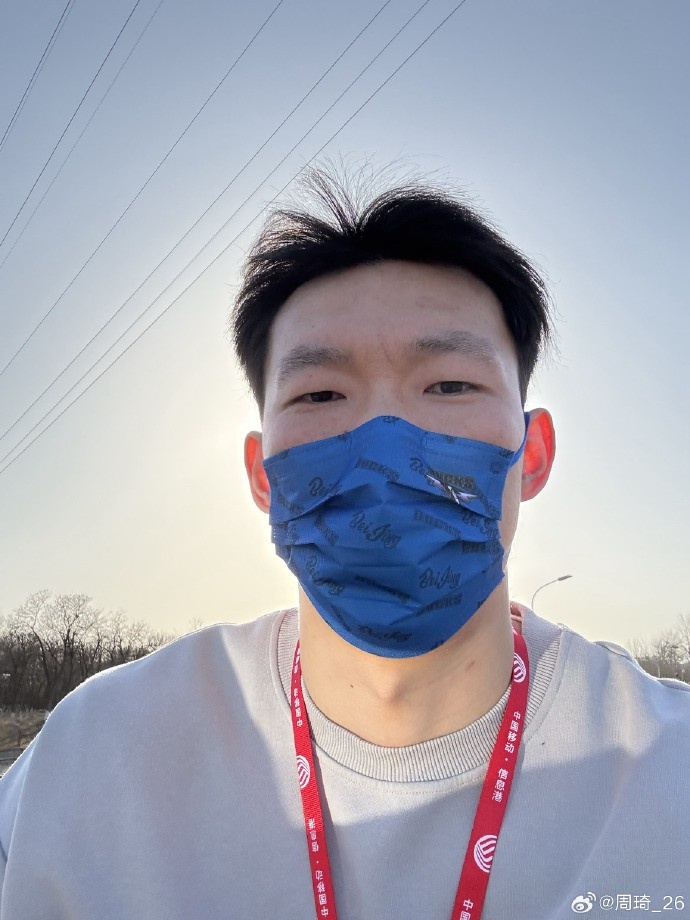 悠閑！周琦騎京牌電動車出行：太陽出來了 開京牌兜兜風！