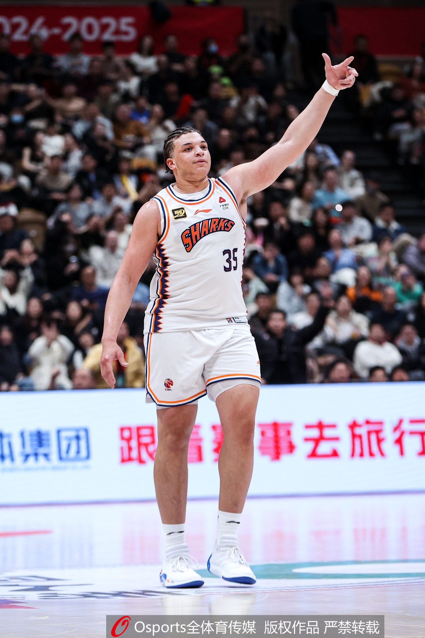 小坦克！洛夫頓上半場9中6砍18分12板3助 4次犯規(guī)是隱患